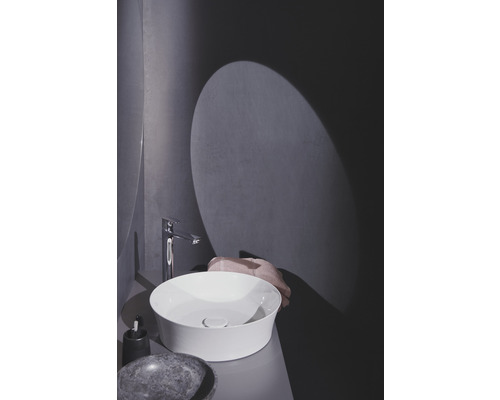 Moderná kúpeľňa s umývadlom na dosku, batériou a zrkadlom