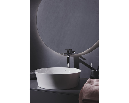 Kúpeľňová scéna s umývadlom na dosku, vodovodnou batériou a zrkadlom