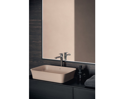 Keramické umývadlo s batériou a zrkadlom v kúpeľni