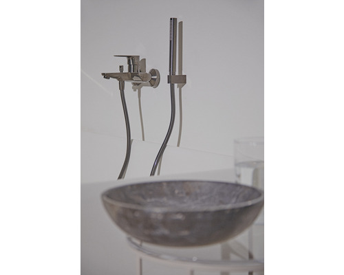 Kúpeľňová batéria s ručnou sprchou a umývadlom na dosku