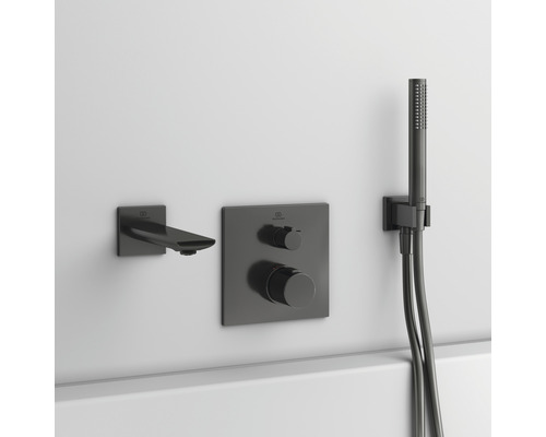 Vaňová armatúra s ručnou sprchou na bielej stene