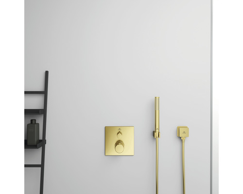 Nástenná sprchová batéria s ručnou sprchou a policou v kúpeľni