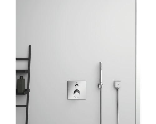 Sprchová armatúra s ručnou sprchou a policou v kúpeľni