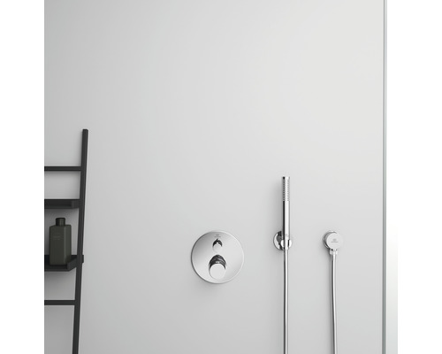 Nástenná sprchová batéria s ručnou sprchou a odkladacím rebríkom v kúpeľni