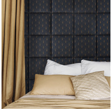 Spálňa s čalúneným čelom postele, vankúšmi a závesmi