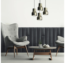 Obývacia izba s dvoma kreslami, konferenčným stolíkom a závesným svietidlom