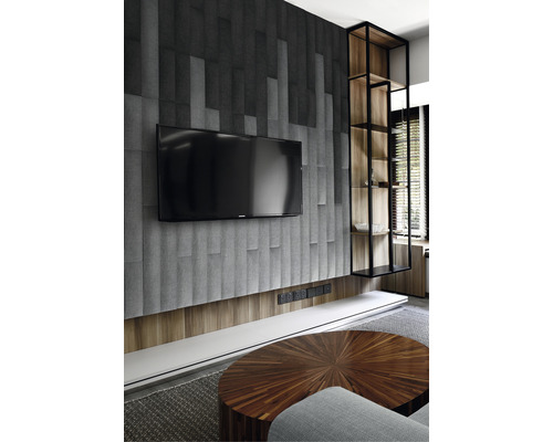 Obývacia izba s televízorom, nástennými panelmi, policou a okrúhlym stolom