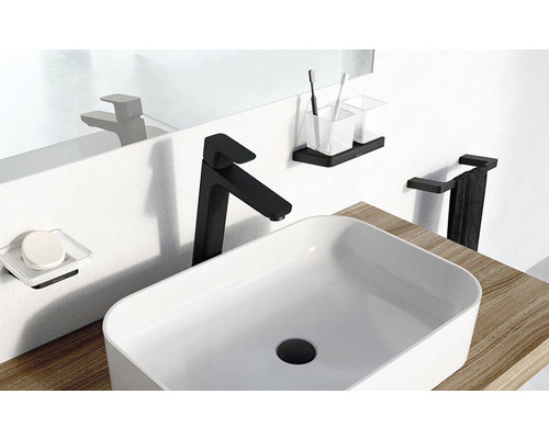 Umývadlo s batériou, miska na mydlo, pohár na zubné kefky a držiak na uteráky v kúpeľni