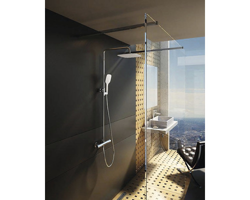 Moderná sprcha s hlavovou sprchou, ručnou sprchou a sklenenou stenou v kúpeľni s umývadlom.