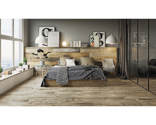 Svetlá spálňa s drevenou podlahou, drevenou stenou a veľkým oknom