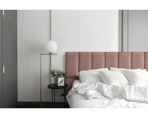 Spálňa s posteľou, nočnou lampou a komodou