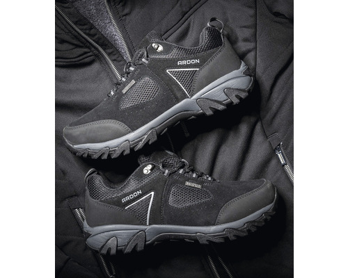 Dve čierne topánky Ardon na bunde.