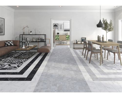 Obývacia izba s pohovkou, stolom, stoličkami a dlažbou so vzhľadom mramoru