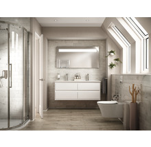 Svetlá kúpeľňa so sprchou, umývadlom, zrkadlom a toaletou pod strešnými oknami.