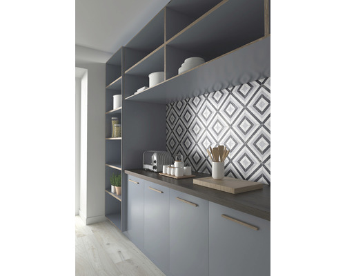 Moderná kuchyňa so sivými skrinkami, policami a vzorovanými dlaždicami