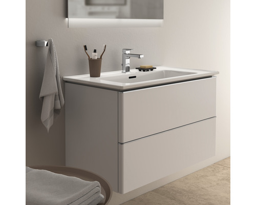 Skrinka pod umývadlo s dvoma zásuvkami, batériou a zrkadlom vo svetlej kúpeľni.