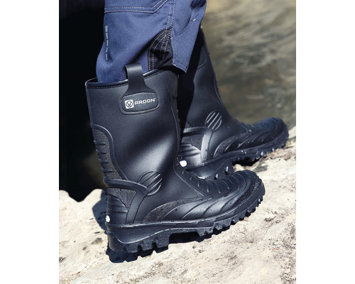 Pár čiernych gumových čižiem Ardon s profilovanou podrážkou.