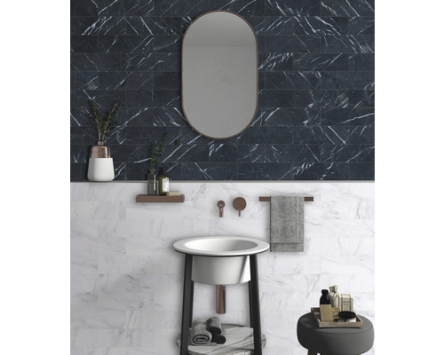 Moderná kúpeľňa s mramorovými obkladmi, umývadlom a zrkadlom