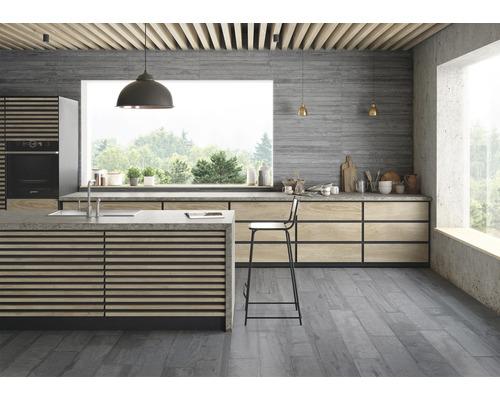 Svetlá kuchyňa s kuchynským ostrovčekom, kuchynskými skrinkami, veľkým oknom a stropným svietidlom