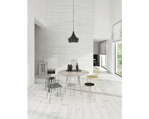 Svetlá jedáleň s jedálenským stolom, stoličkami a závesným svietidlom