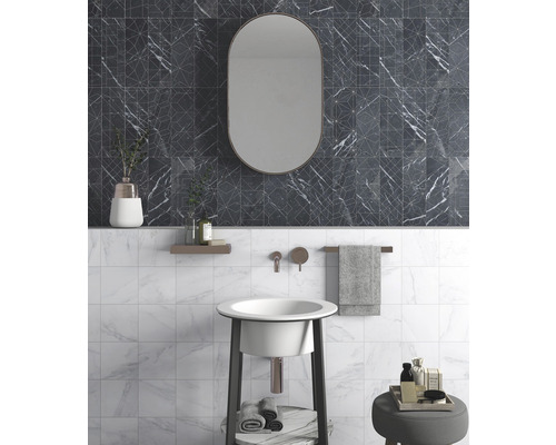 Kúpeľňa s čiernym mramorovým vzorom obkladov, zrkadlom a umývadlom