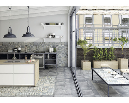 Moderná kuchyňa s kuchynským ostrovčekom, policami a obkladmi