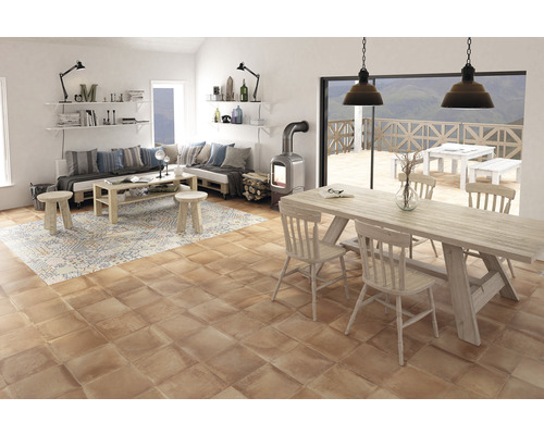 Obytný priestor s posedením, jedálenským stolom a podlahovými dlaždicami