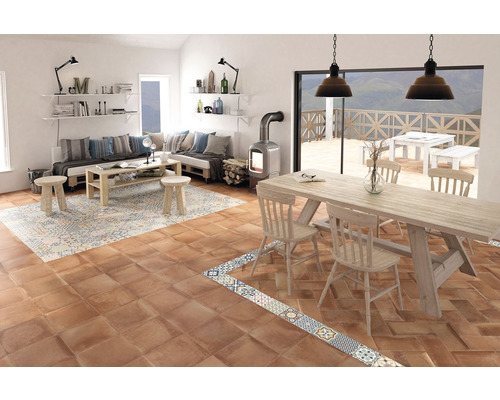 Obývacia izba s terakotovými dlaždicami, posedením a jedálenským kútom