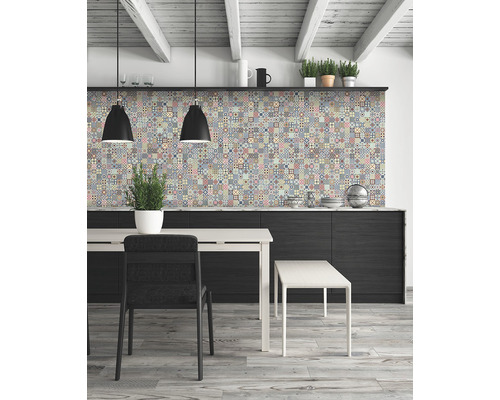 Kuchynská scéna s jedálenským stolom, stoličkou, lavicou a nástennými dlaždicami v patchworkovom dizajne