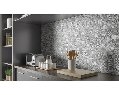 Kuchynská scéna s drezom, pracovnou doskou, hriankovačom a mozaikovými obkladmi ako obkladom stien