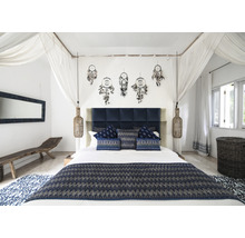 Spálňa s manželskou posteľou, nočnými lampami, lapačmi snov a modrým textilom