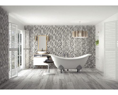 Kúpeľňa s voľne stojacou vaňou, umývadlom, zrkadlom, obkladom a drevenou podlahou