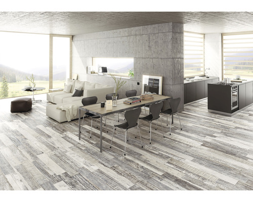 Svetlá obývacia izba s drevenou podlahou, jedálenským stolom, stoličkami, pohovkou a kuchynským kútom