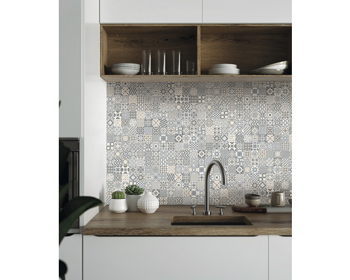 Kuchynská scéna s mozaikovou stenou z dlaždíc, drezom a drevenou pracovnou doskou