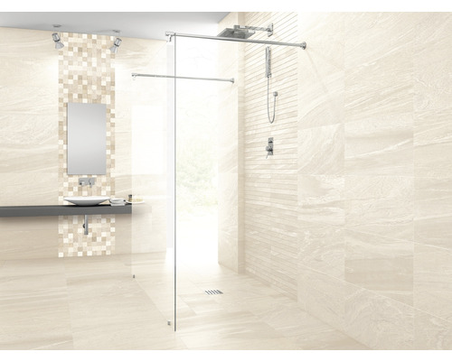 Kúpeľňa so sprchou, umývadlom a béžovými obkladmi