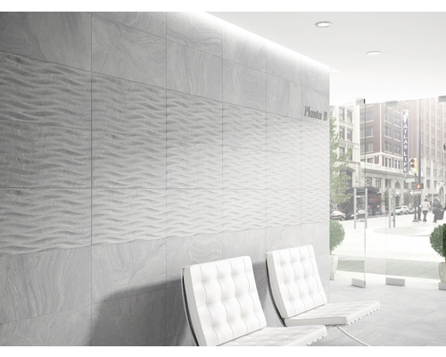 Scéna so štruktúrovaným obkladom stien a dvoma bielymi kreslami