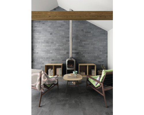Obývacia izba s tehlovou stenou, kachľami na drevo, drevenými trámami a drevenou podlahou