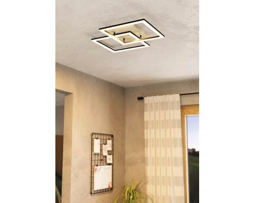 Štvorcové stropné svietidlo s LED osvetlením v modernej obývacej izbe