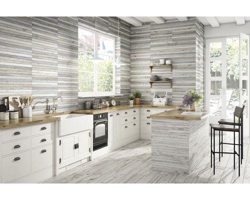 Svetlá kuchyňa vo vidieckom štýle s drevenou podlahou a obkladmi stien s dreveným vzhľadom