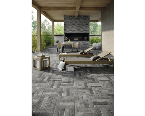 Terasa s dlažobnými kockami v dizajne dreva, ležadlami, krbom a posedením