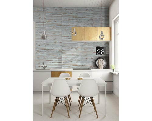 Svetlá jedáleň s drevenými obkladovými panelmi a jedálenským stolom