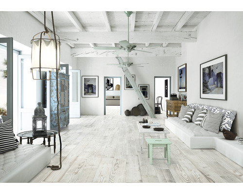 Svetlá obývacia izba so stropnými ventilátormi, sedením a dekoráciami