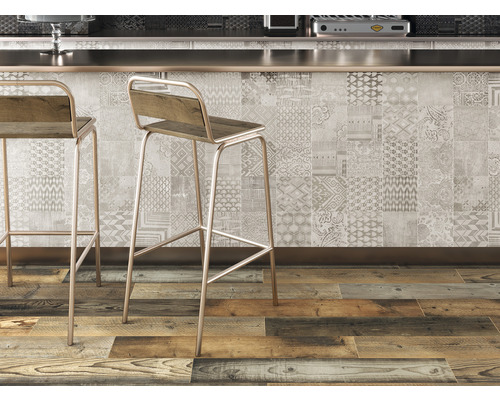 Interiér s barovými stoličkami, drevenou podlahou a obkladovými dlaždicami v patchworkovom dizajne