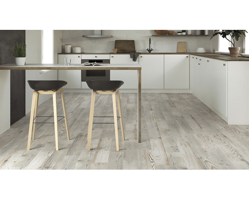 Svetlá kuchyňa s drevenou podlahou a barovými stoličkami