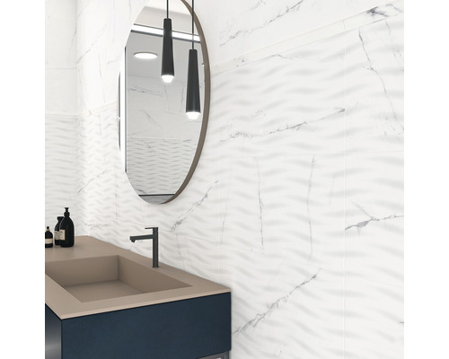 Moderná kúpeľňa s umývadlom, zrkadlom a bielymi mramorovými obkladmi s vlnitým vzorom
