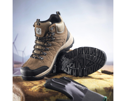 Hnedé trekové topánky a pracovné rukavice