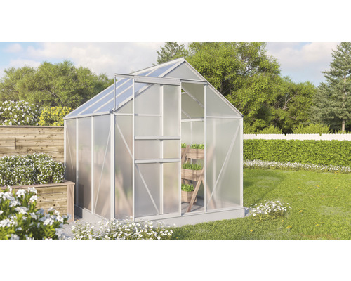 Skleník s otvorenými posuvnými dverami v záhrade.