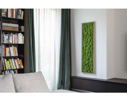 Machový obraz na stene v obývacej izbe