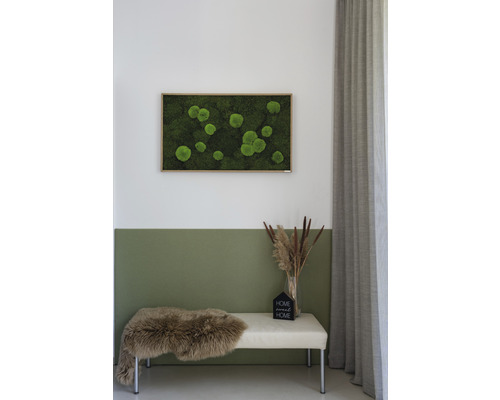 Dekoratívny machový obraz s rámom nad lavicou s kožušinou a dekoráciou