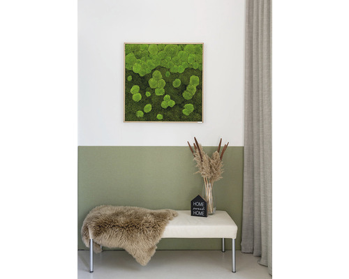 Dekoratívny machový obraz nad lavicou s ovčou kožou a vázou na kvety